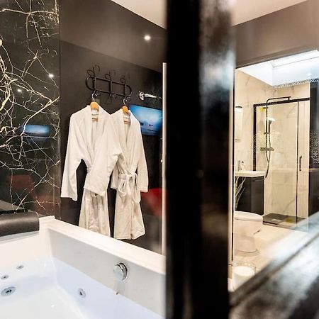 * Love Room Jacuzzi * Aubie-et-Espessas Exterior photo