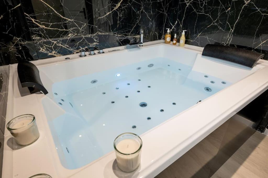 * Love Room Jacuzzi * Aubie-et-Espessas Exterior photo