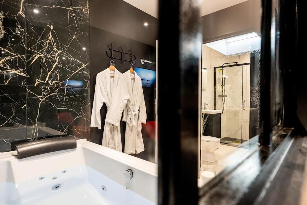 * Love Room Jacuzzi * Aubie-et-Espessas Exterior photo