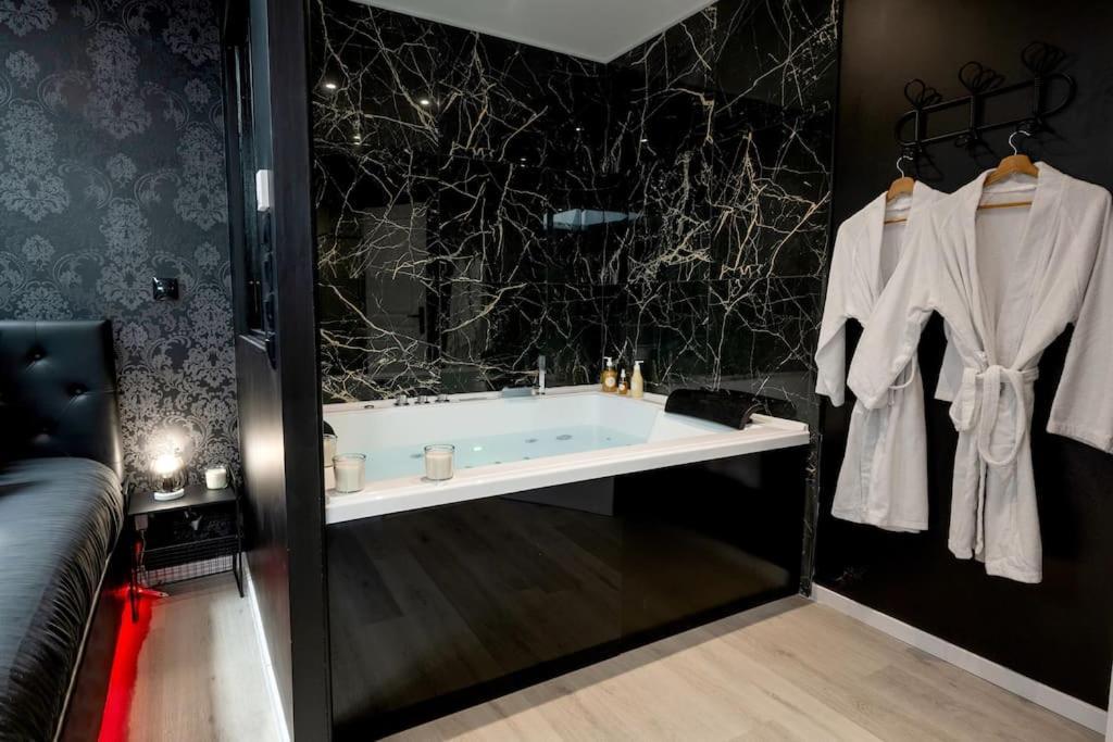 * Love Room Jacuzzi * Aubie-et-Espessas Exterior photo